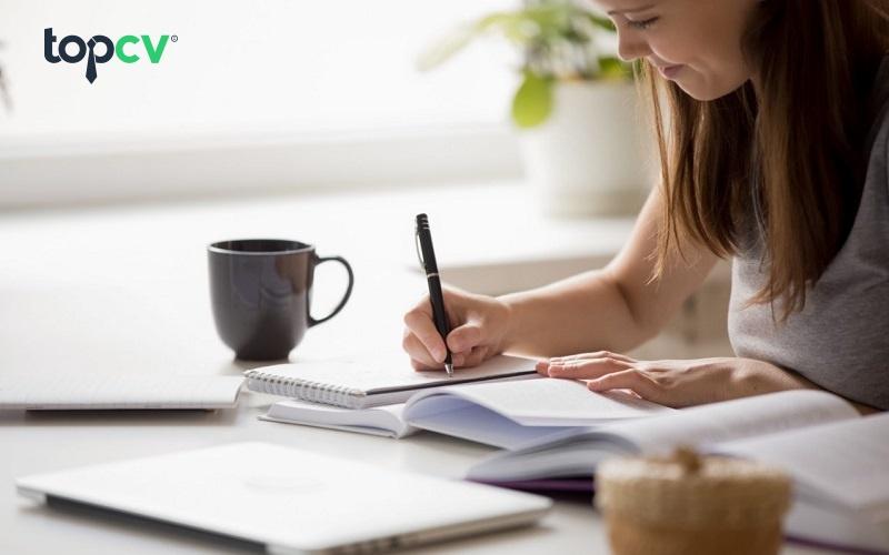 Một sinh viên trẻ đang nhìn vào một sơ đồ phức tạp, kết nối các tổ hợp môn Khối D khác nhau (D01, D07, D10, v.v.) với các con đường sự nghiệp đa dạng (ví dụ: biểu tượng quả địa cầu cho Quan hệ Quốc tế, biểu tượng sách cho Sư phạm, biểu tượng tòa nhà cho Kinh tế). Ánh sáng chiếu rọi từ sơ đồ, thể hiện sự rõ ràng và định hướng cho tương lai.